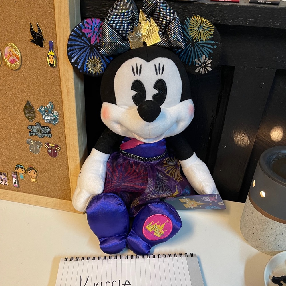 Minnie Mouse main attraction plush